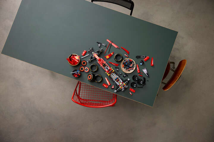 LEGO TECHNIC Rennauto Ferrari SF-24 F1